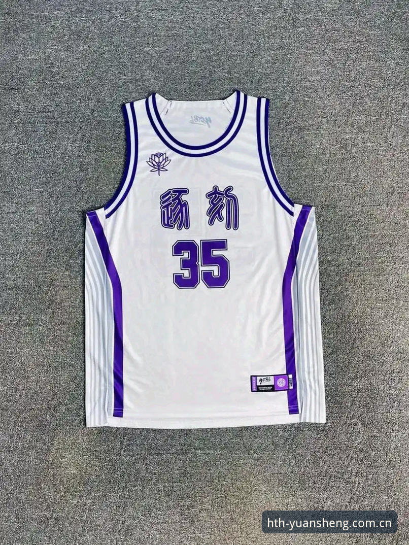 华体会懂的自然来app下载 黑泽汀的练习场上,风把球衣吹得鼓起来,内莉·科达把一颗球放在练习果岭上,推了十次。她没说话,旁边的球童也没说话。不远处,吉娜·提提库尔正反复调整自己的站位,试了五六次,最后还是退回去,重新站上练习位。这一幕让我想起很多朋友问我:科达这状态,大满贯三连冠是不是板上钉钉了?别急着下结论,咱们把数据摊开看,答案其实比想象中复杂。